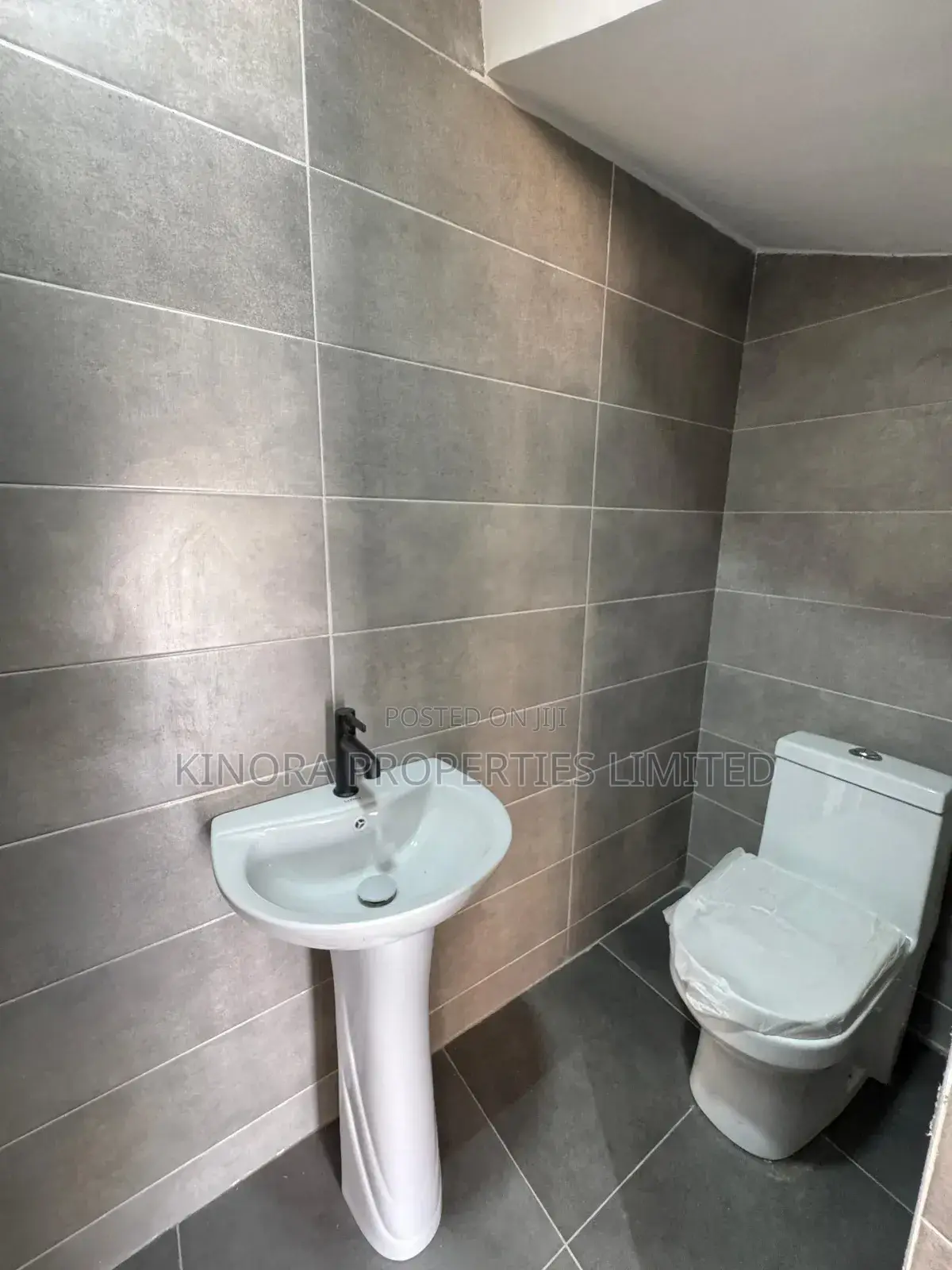 4bdrm Duplex in Lakeside Community 8, Accra Metropolitan for sale