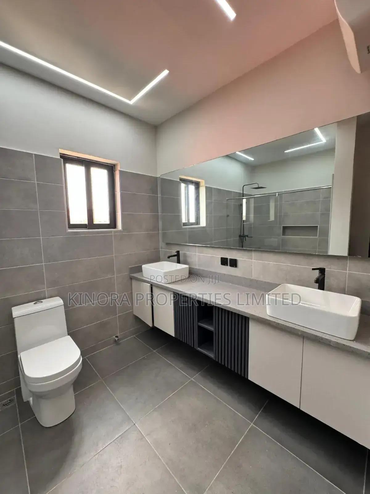 4bdrm Duplex in Lakeside Community 8, Accra Metropolitan for sale