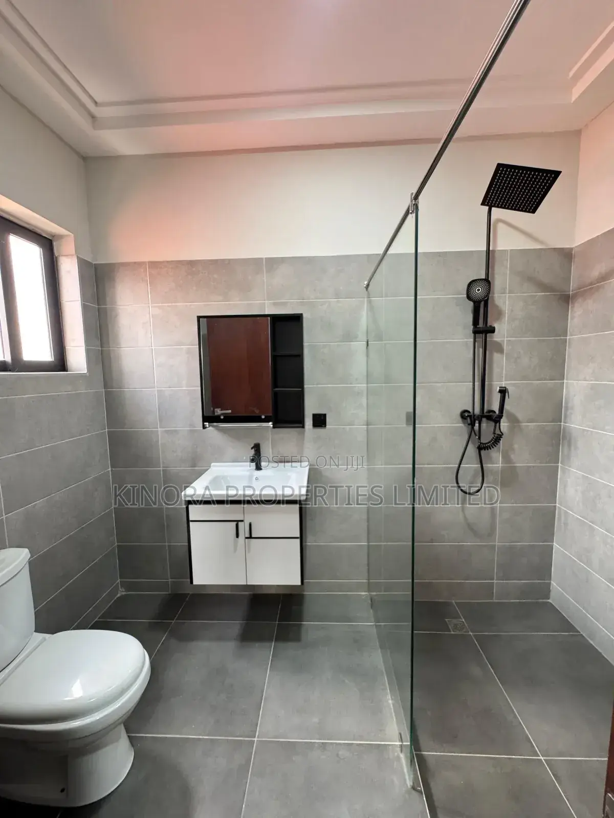 4bdrm Duplex in Lakeside Community 8, Accra Metropolitan for sale