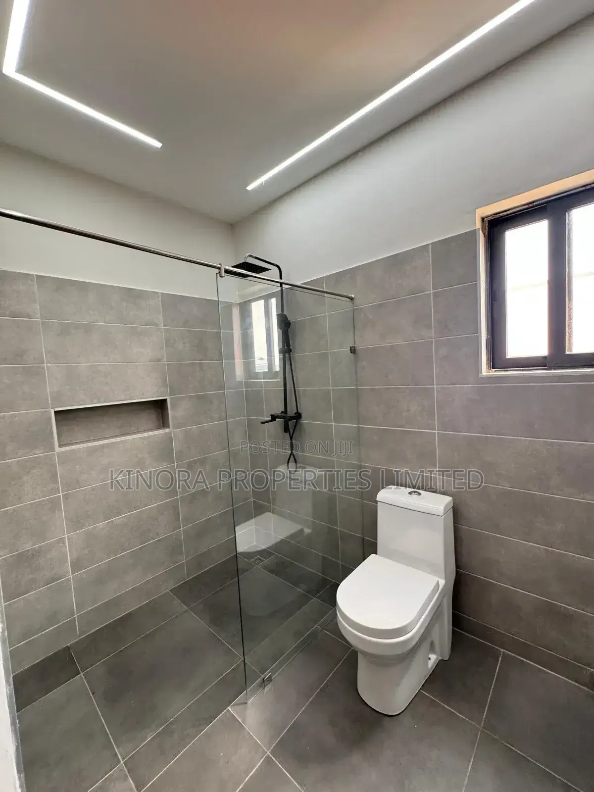 4bdrm Duplex in Lakeside Community 8, Accra Metropolitan for sale