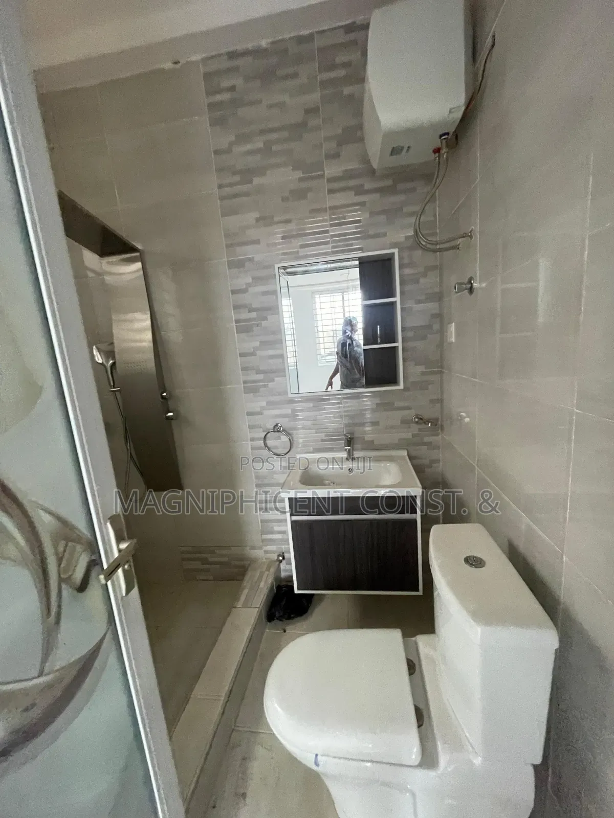 4bdrm Duplex in Lakeside Estates C1, Ashaley Botwe for rent