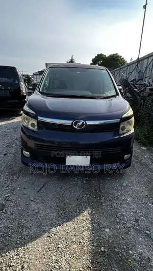 Toyota Voxy 2011