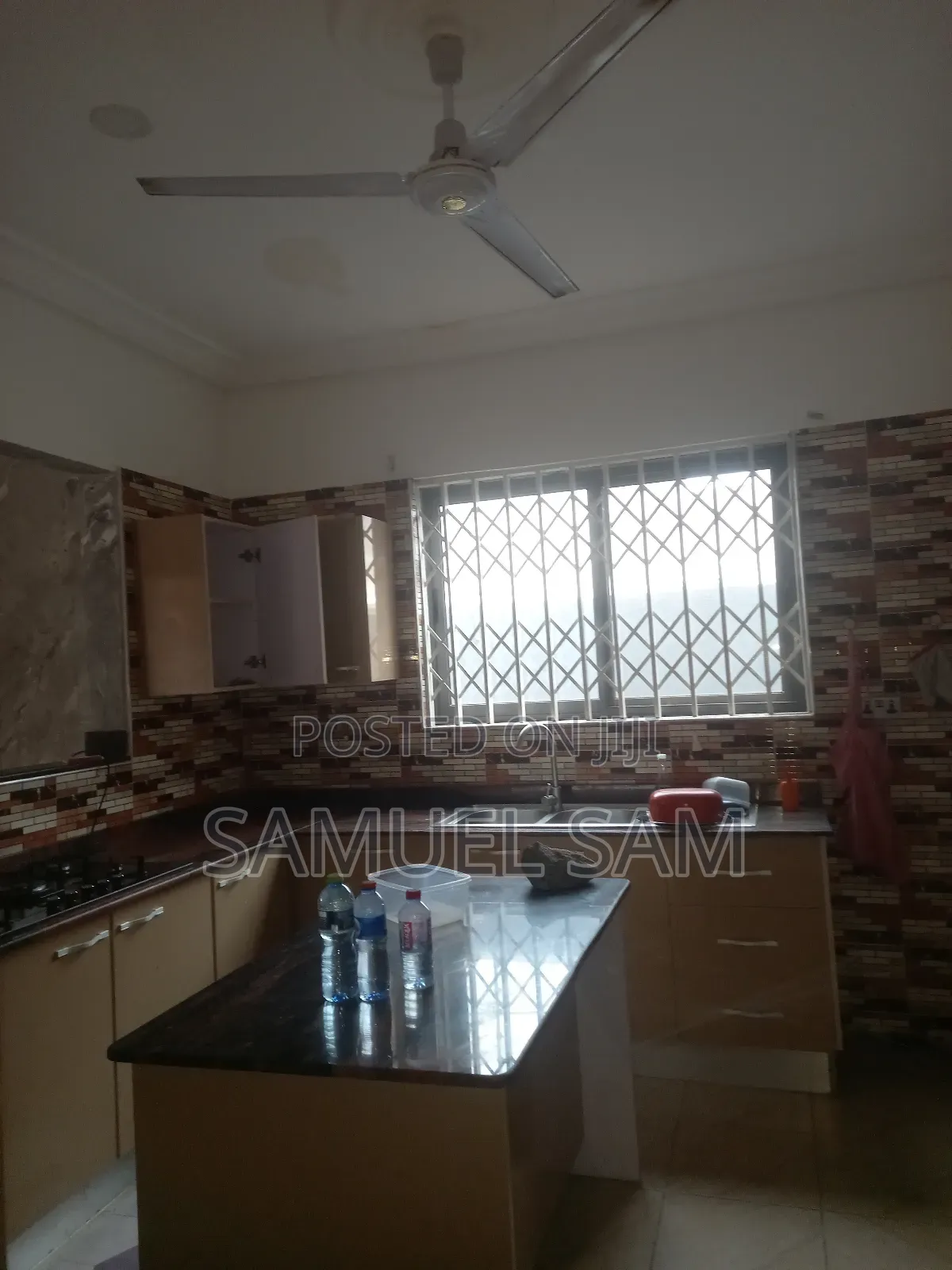 8bdrm House in Tema Community 26 for rent