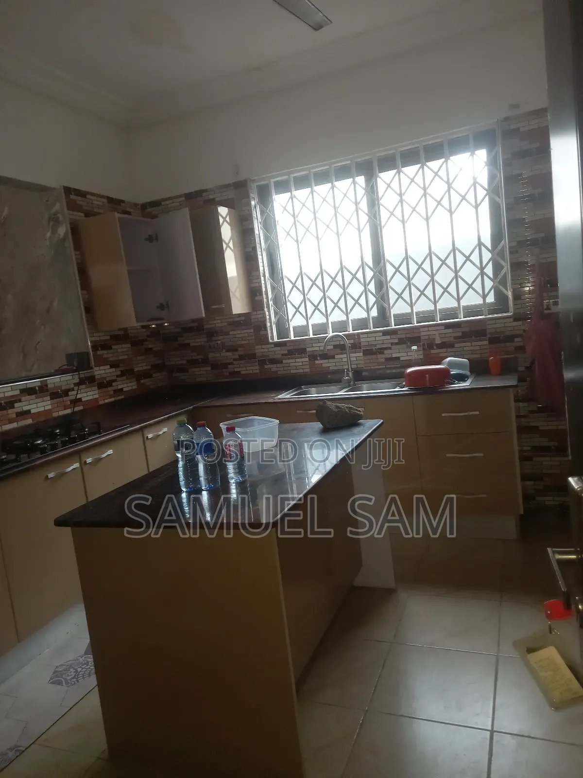 8bdrm House in Tema Community 26 for rent