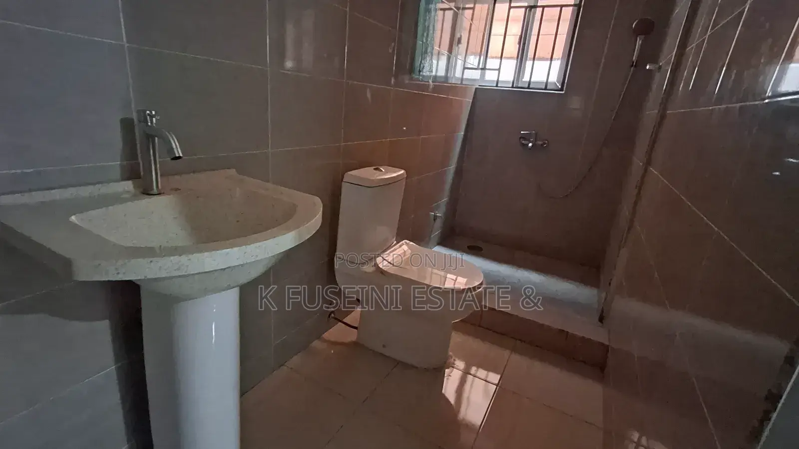 12bdrm House in K Fuseini Estate, Kumasi Metropolitan for sale