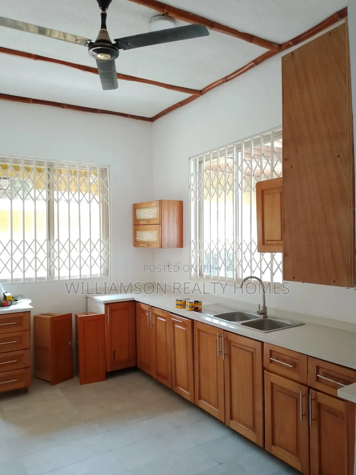 6bdrm House in Hfc Estate Area, Spintex for rent