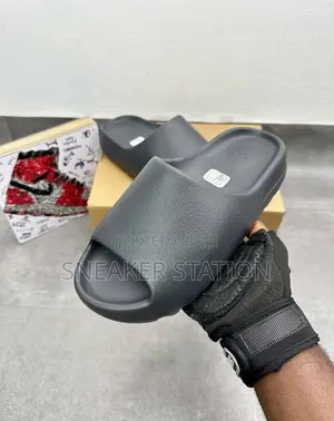 Adidas Yeezy Slides Black