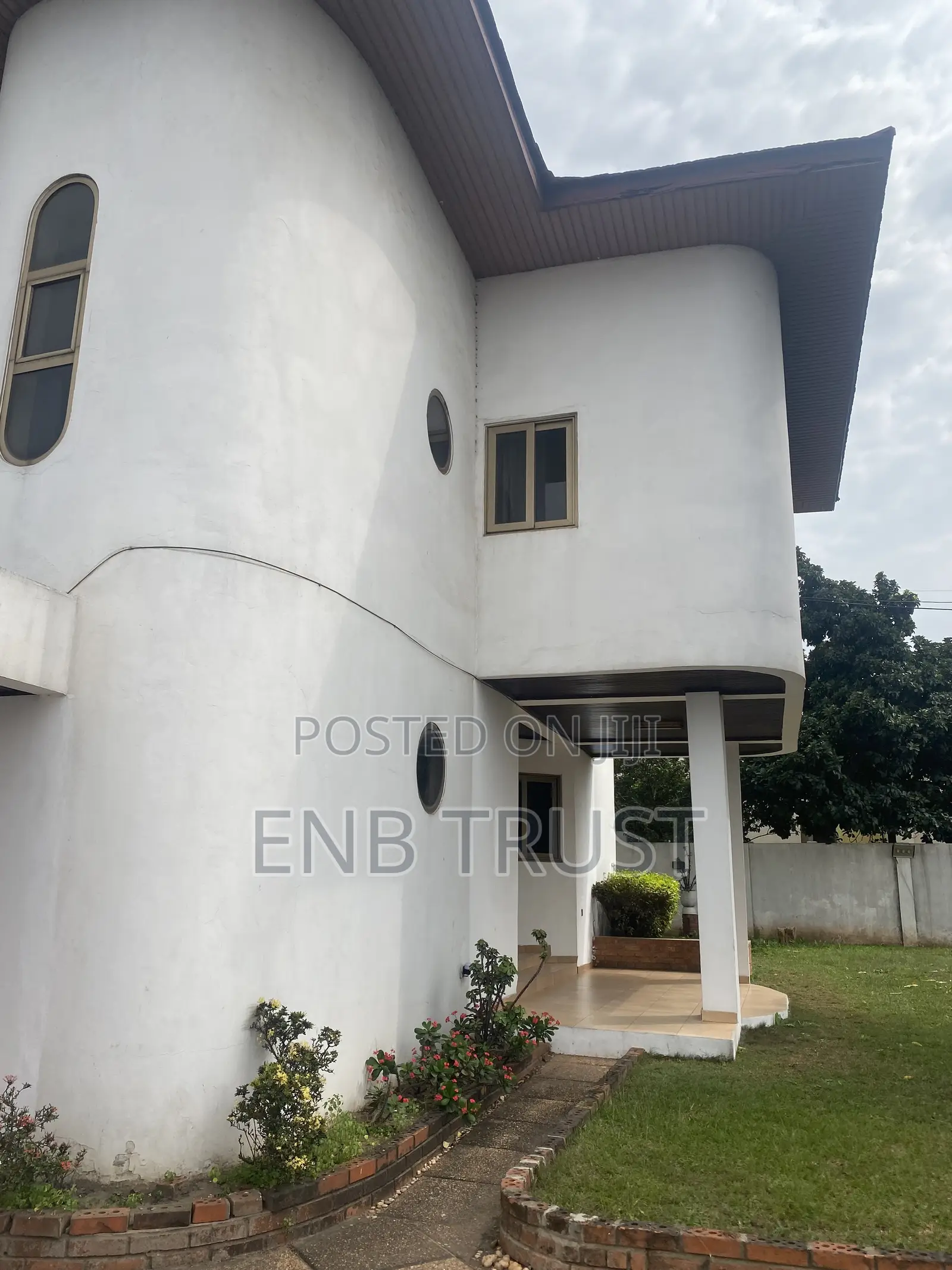 6bdrm Duplex in Achimota Mall Main for sale