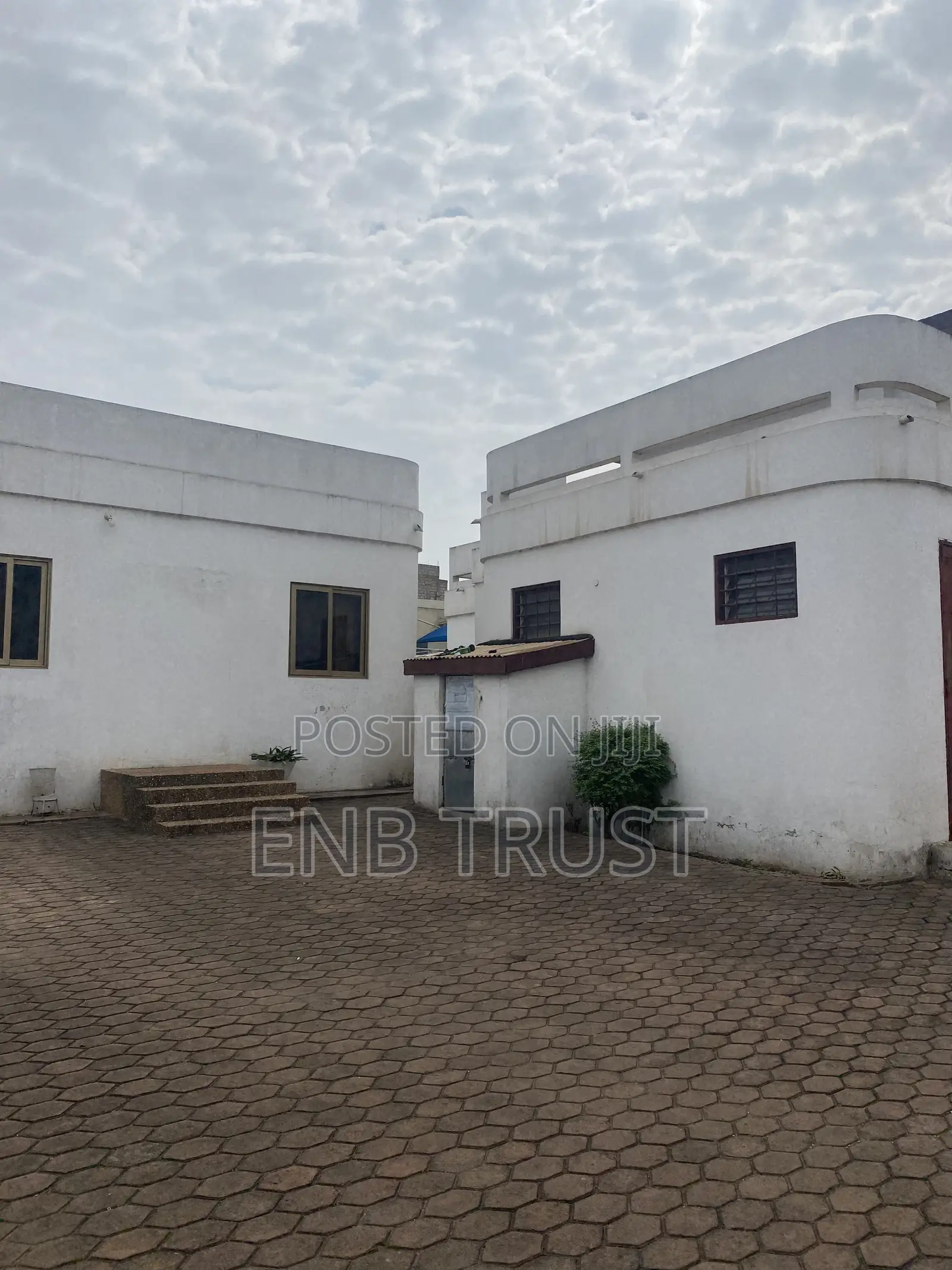 6bdrm Duplex in Achimota Mall Main for sale