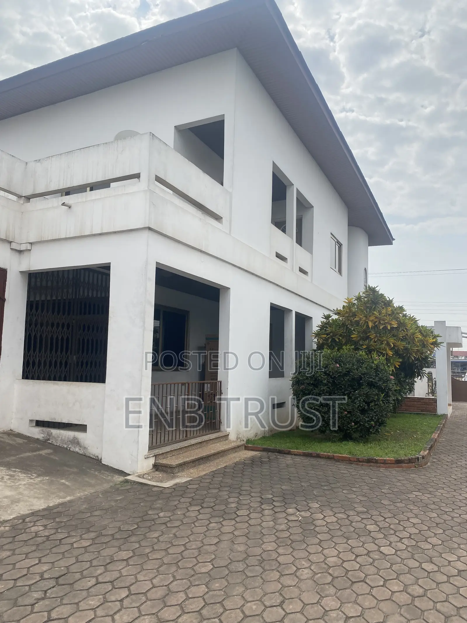 6bdrm Duplex in Achimota Mall Main for sale