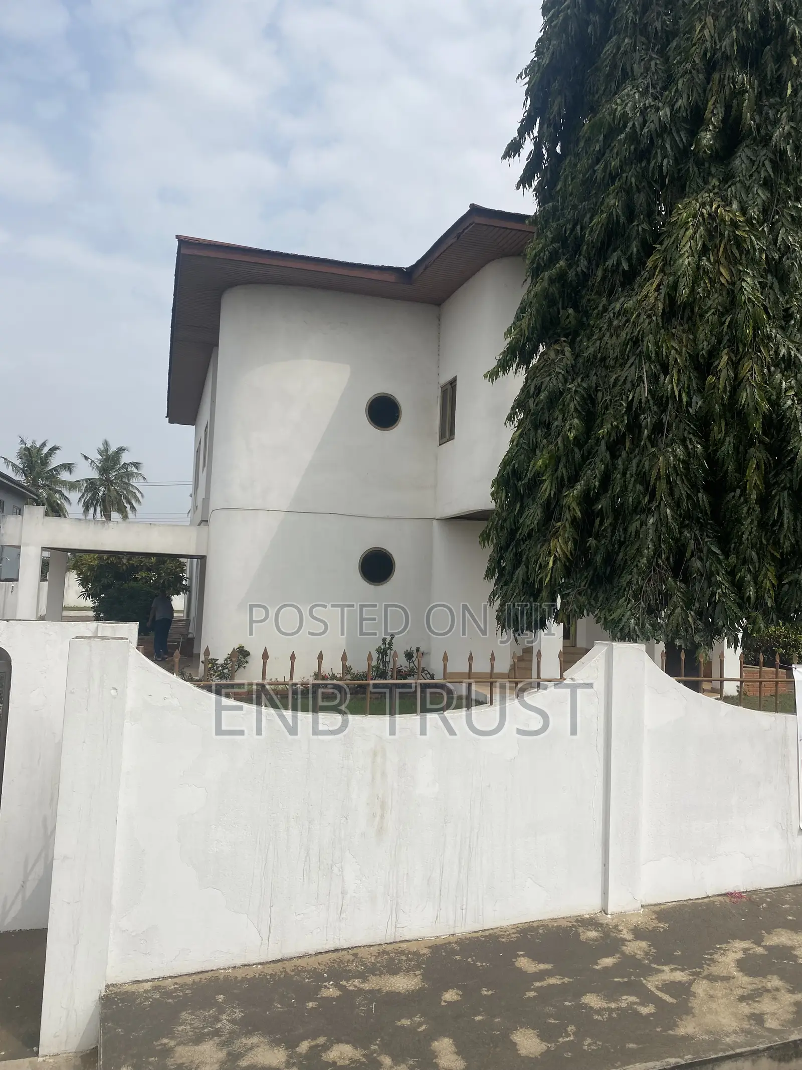 6bdrm Duplex in Achimota Mall Main for sale