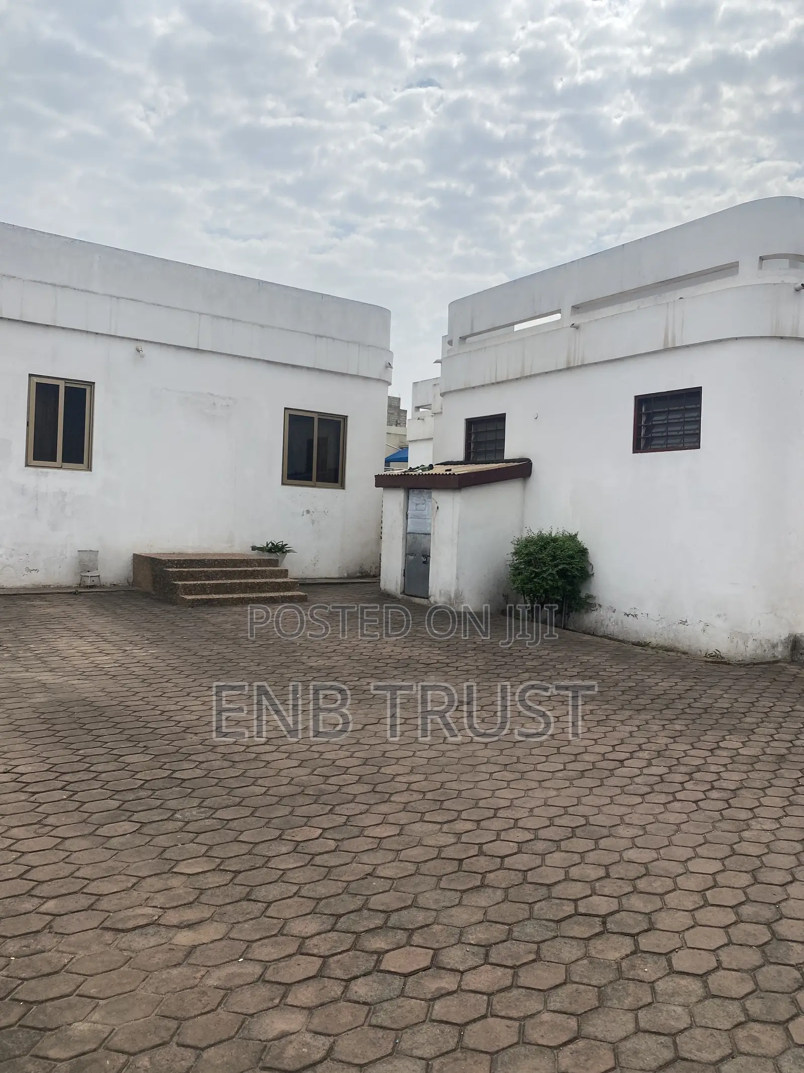 6bdrm Duplex in Achimota Mall Main for sale