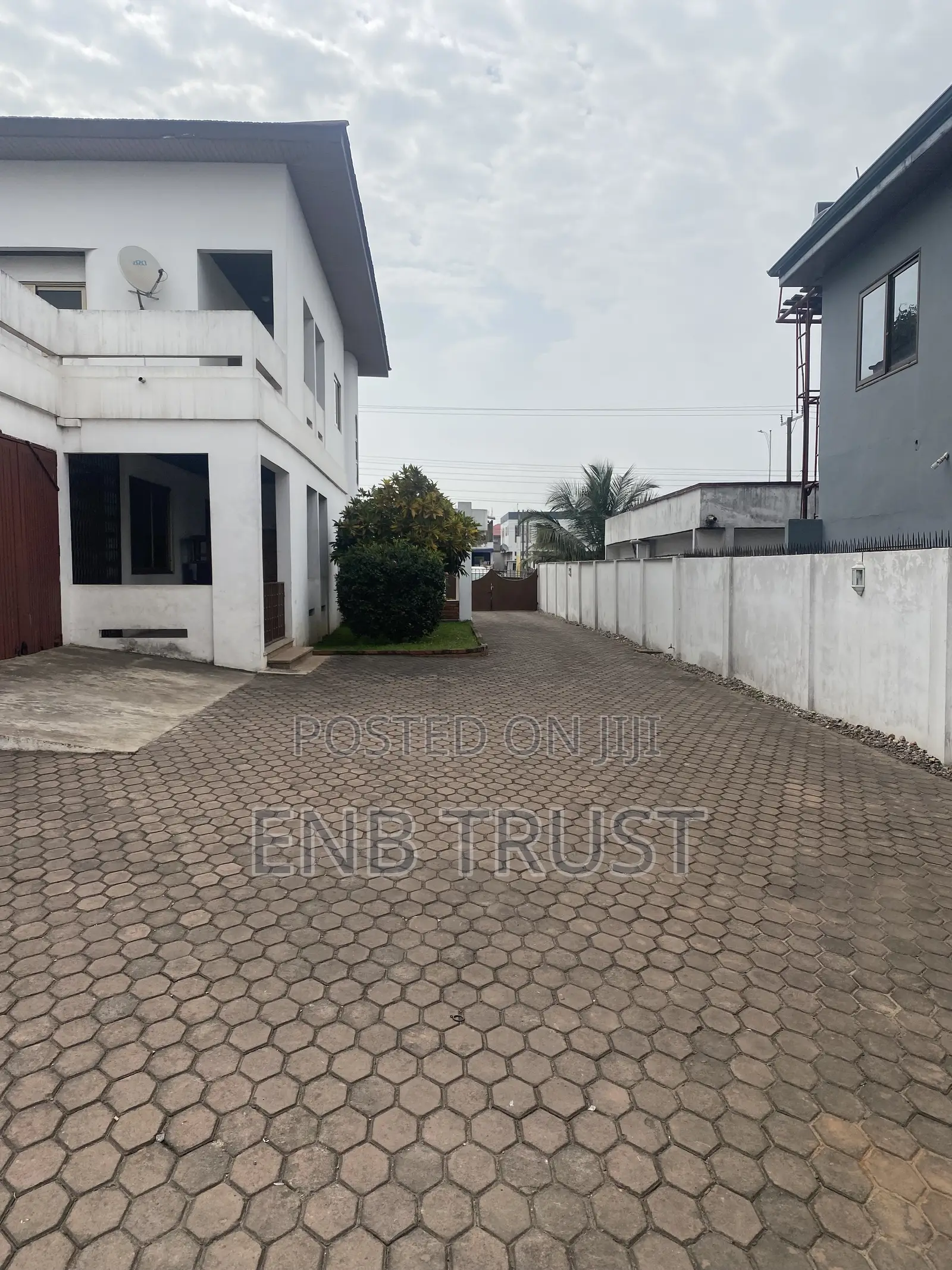 6bdrm Duplex in Achimota Mall Main for sale