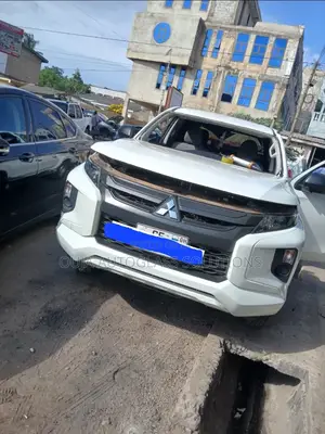 2017 Mitsubishi L200 Pick-Up Windscreen Available