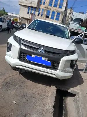 2017 Mitsubishi L200 Pick-Up Windscreen Available