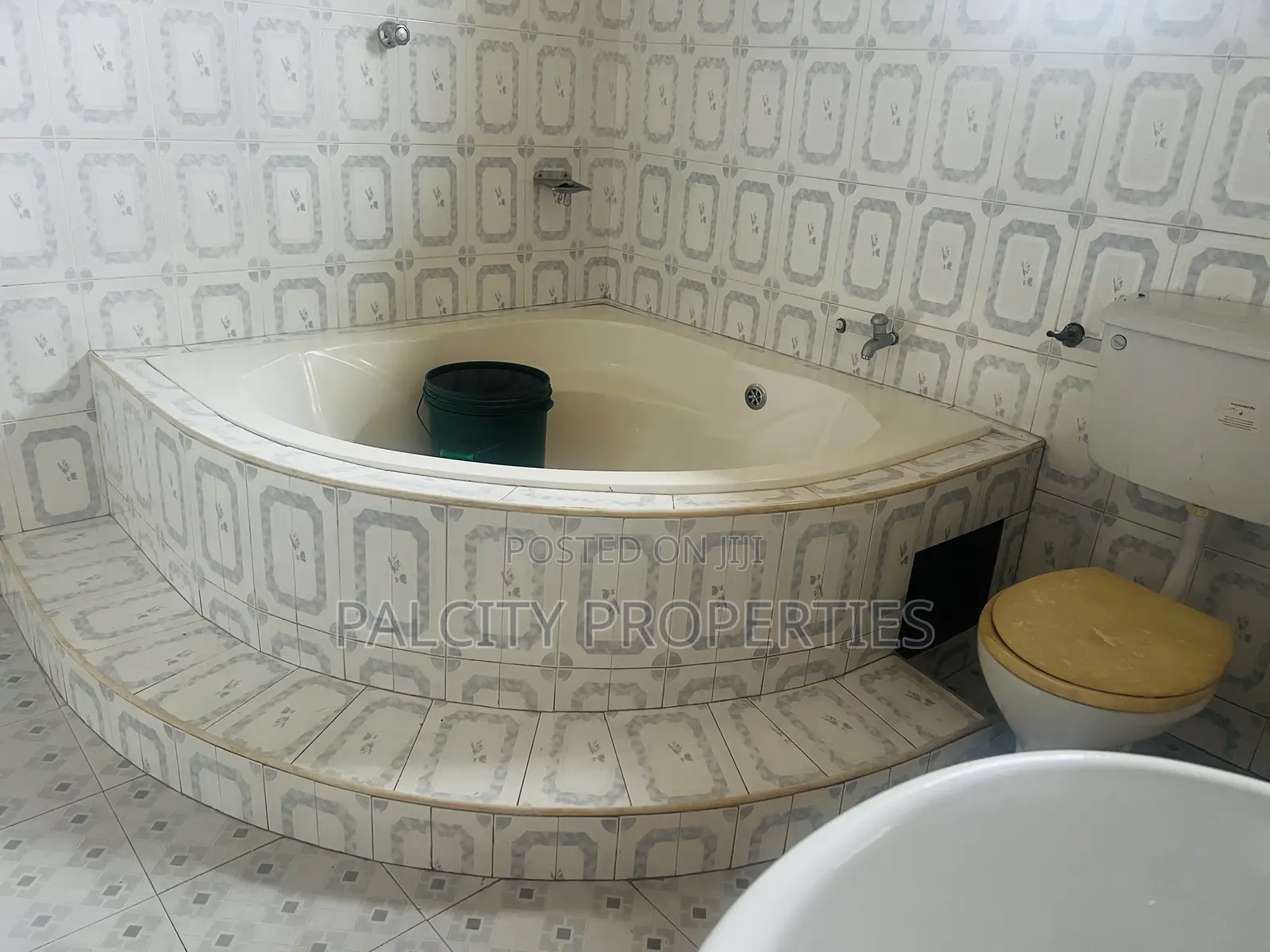 10bdrm House in Ahenema Kokoben, Kumasi Metropolitan for sale