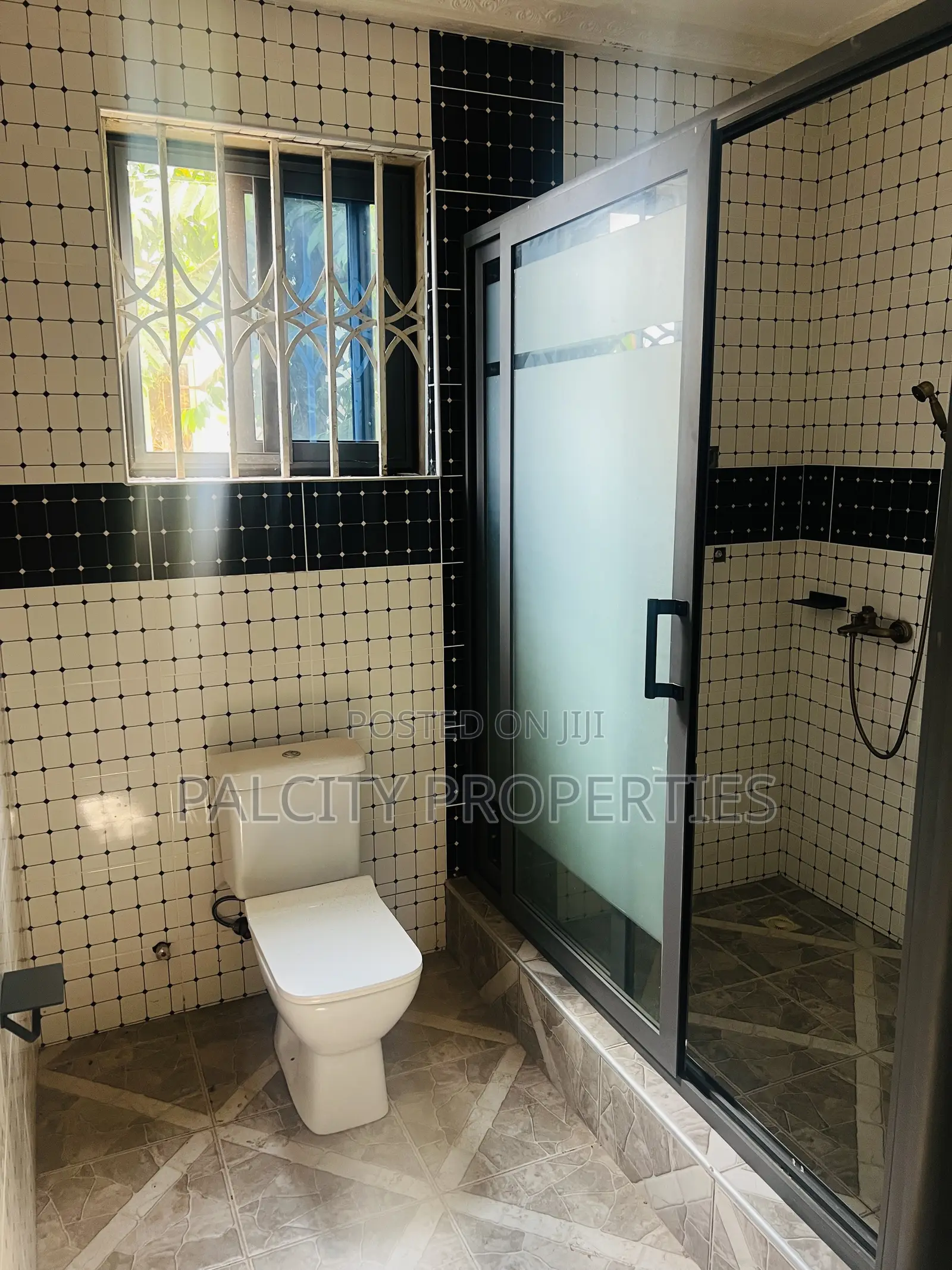 7bdrm House in Palcity Estate, Kumasi Metropolitan for sale