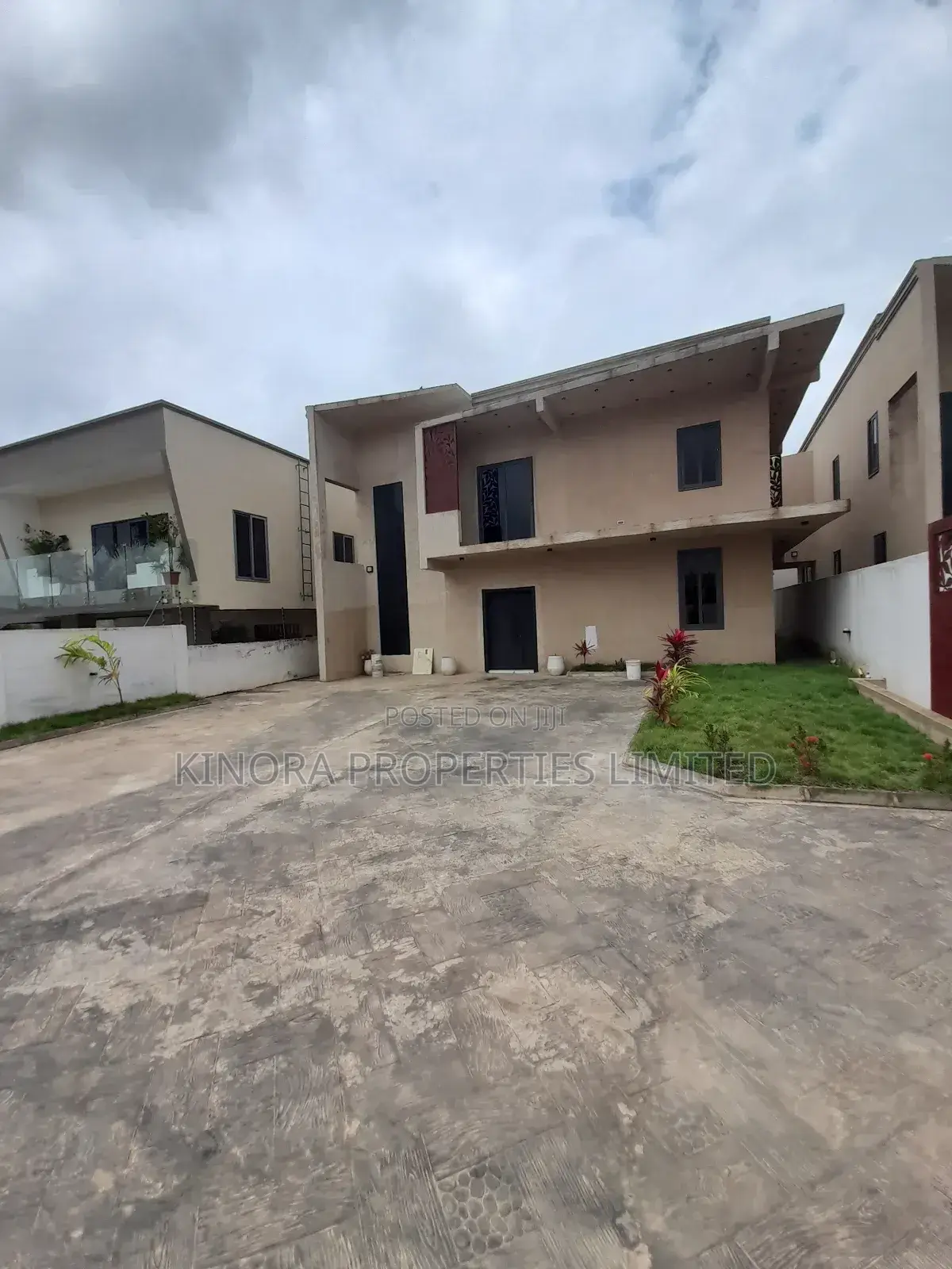 4bdrm Duplex in Hatso, Haatso for sale