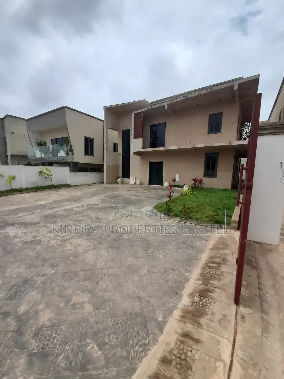 4bdrm Duplex in Hatso, Haatso for sale