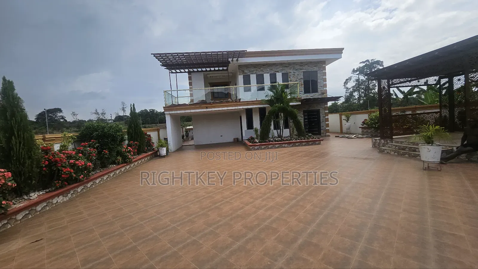 5bdrm Townhouse/Terrace in Hilltop Estate, Kumasi Metropolitan for sale