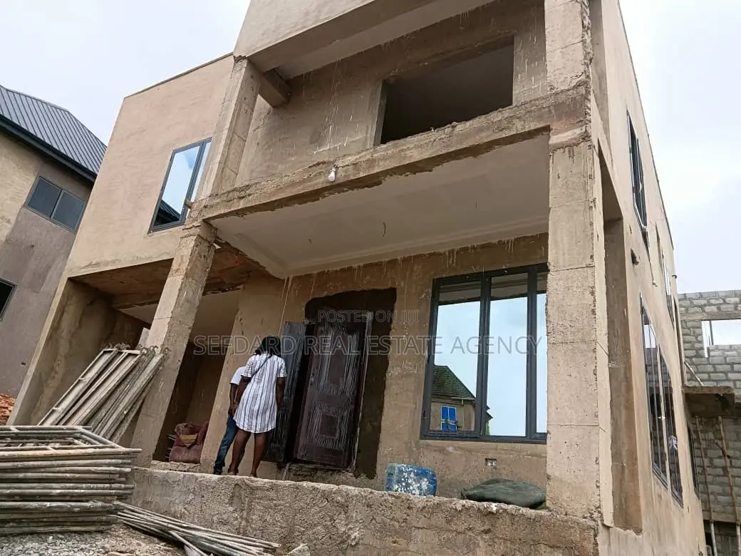 4bdrm Duplex in Kwabenya for sale