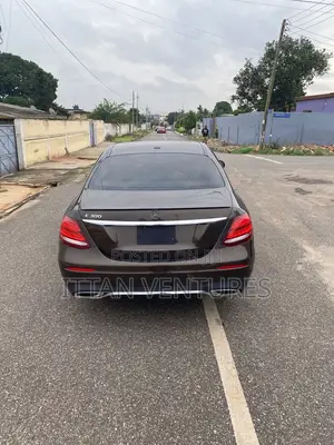 Mercedes-Benz E300 2018 Gold