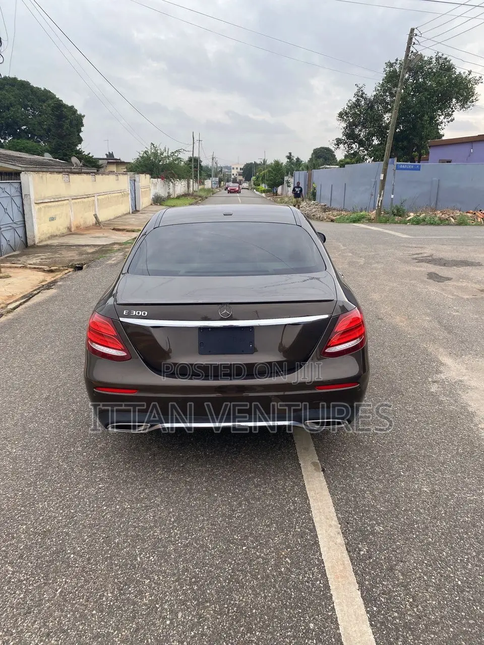 Mercedes-Benz E300 2018 Gold