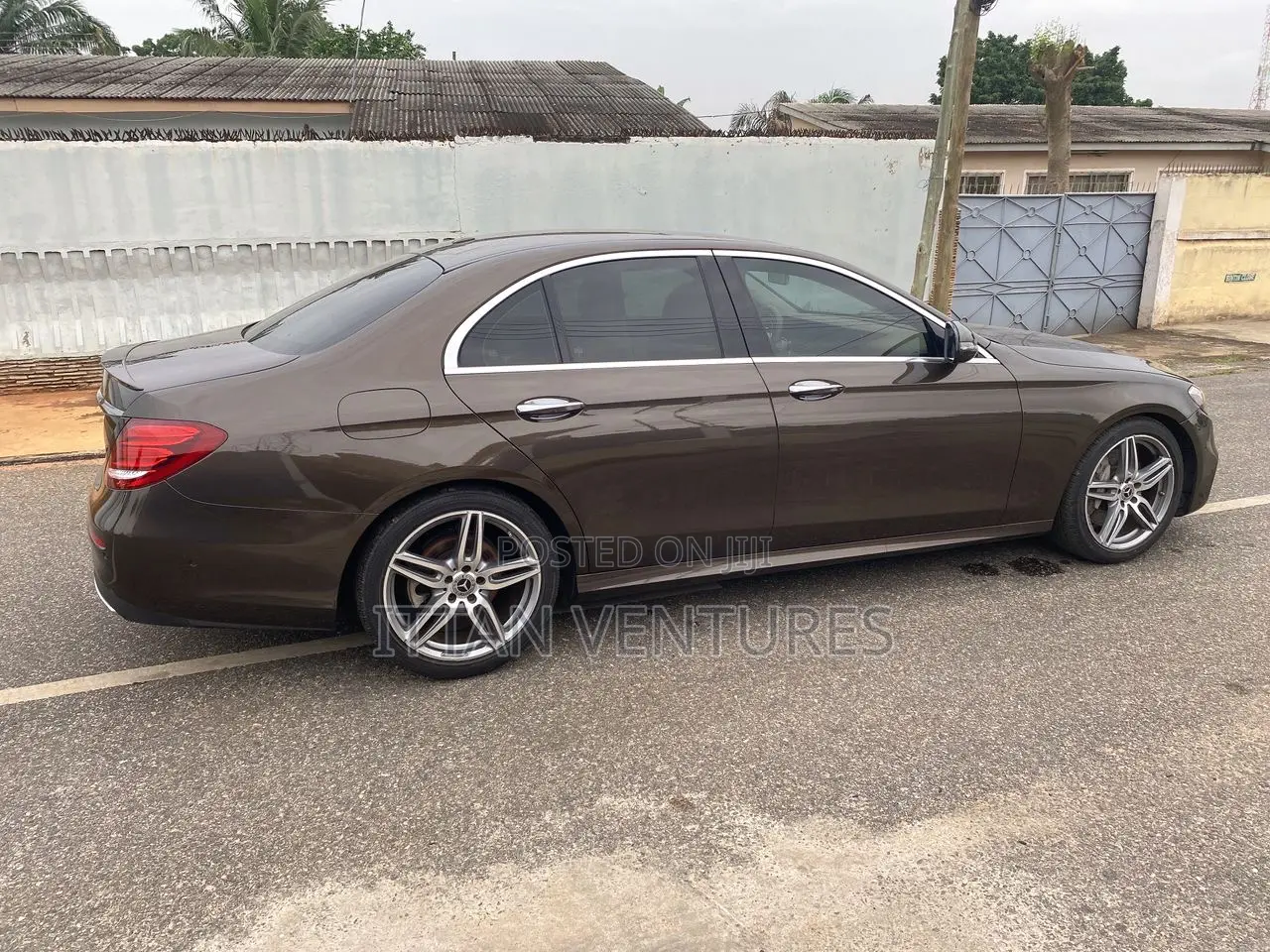 Mercedes-Benz E300 2018 Gold