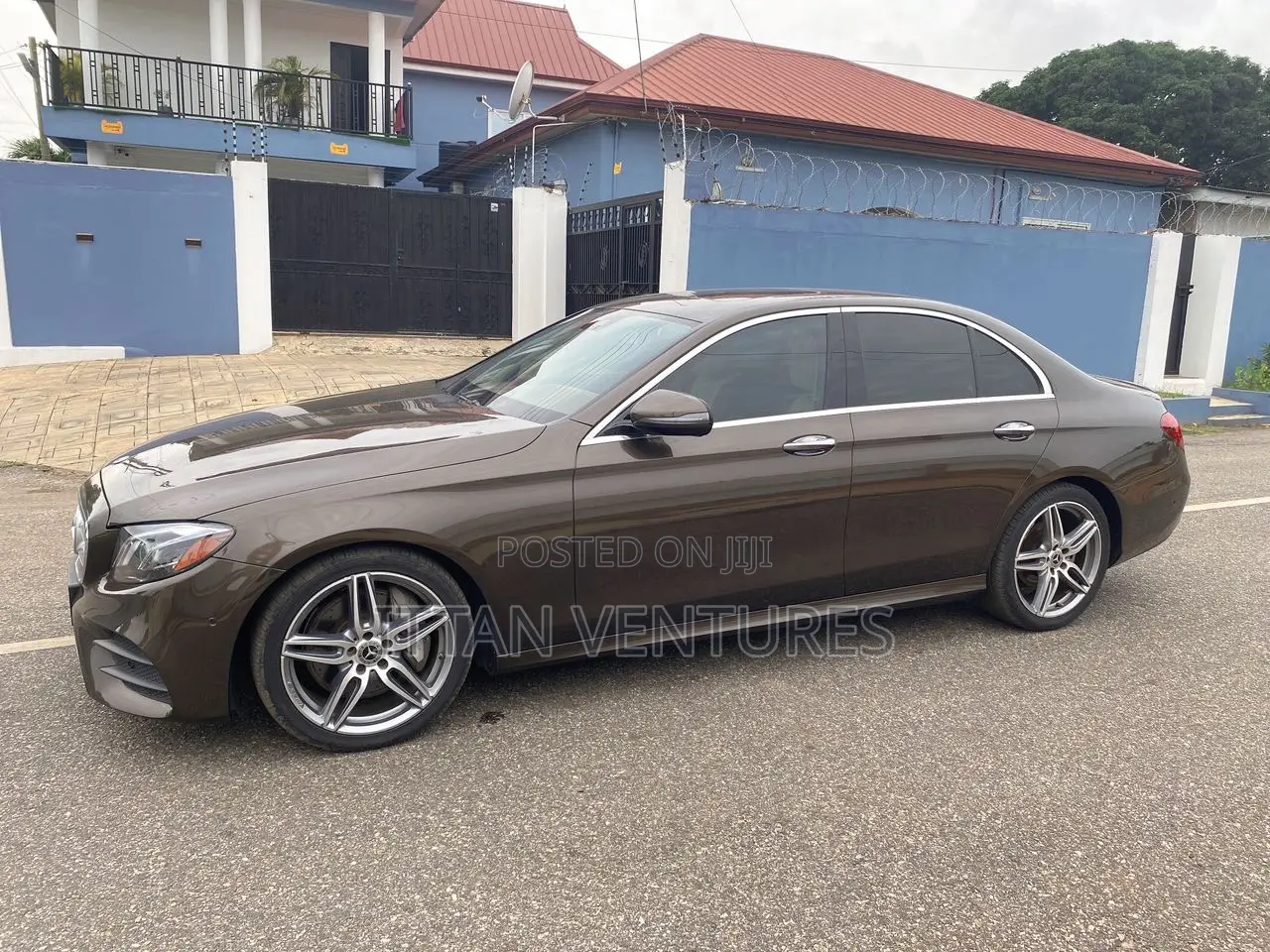 Mercedes-Benz E300 2018 Gold