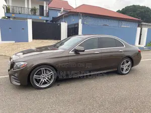 Mercedes-Benz E300 2018 Gold