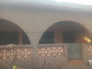 4bdrm Bungalow in Arepa Homes, Madina for rent