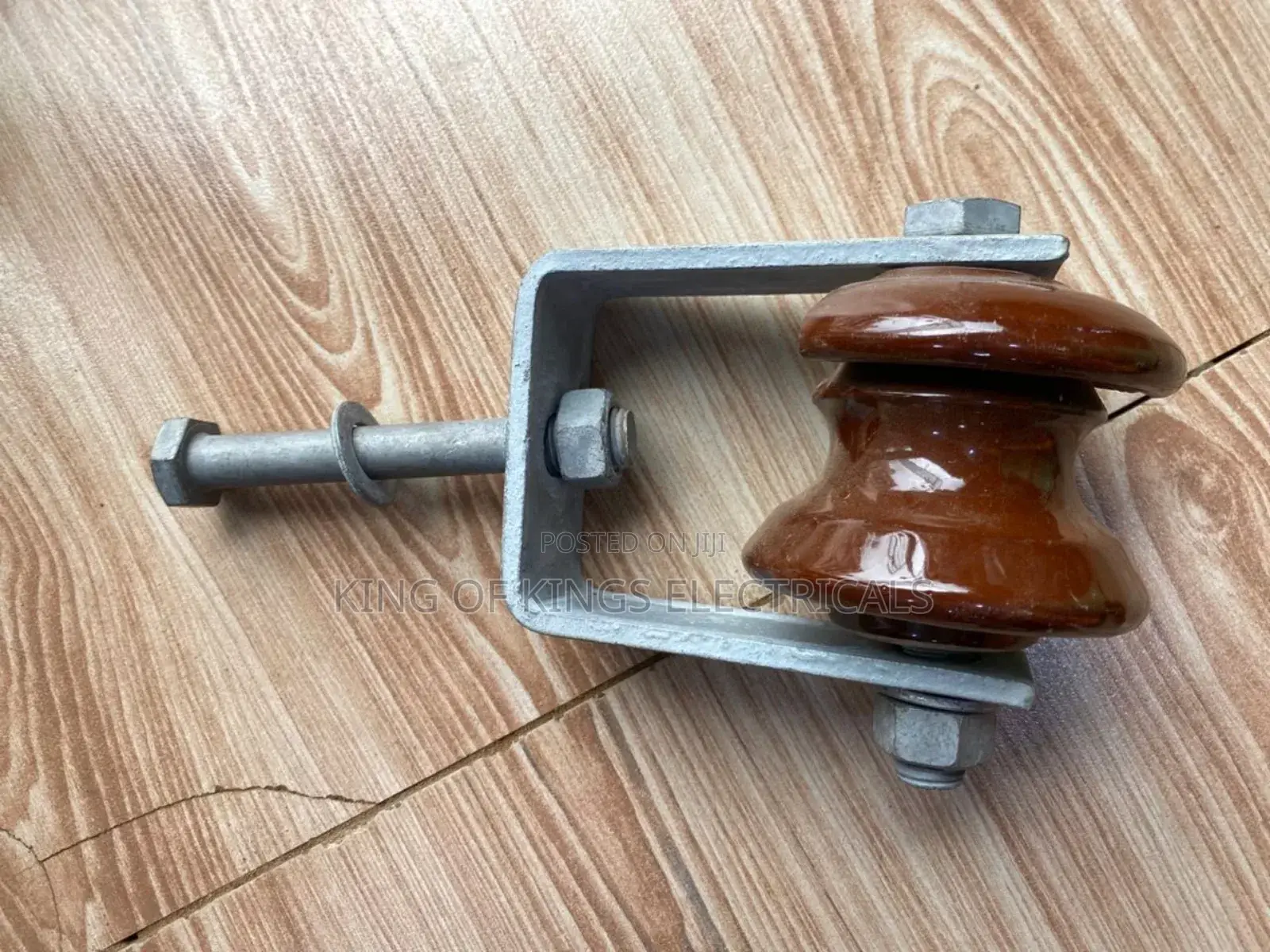 Heavy-Duty Ceramic Shackle Insulator With Bracket–Single Phase