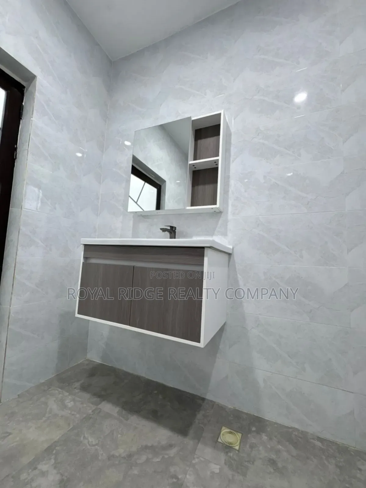 3bdrm House in Lakeside Around, Accra Metropolitan for sale