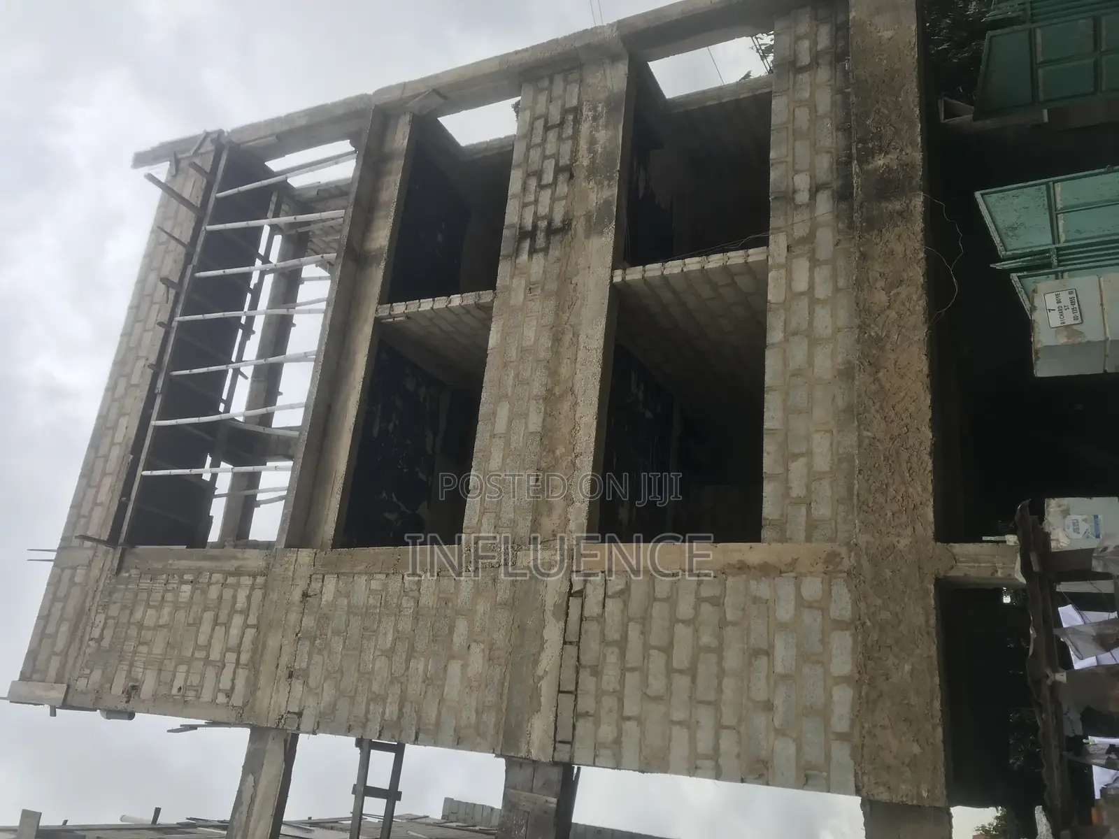 6bdrm Apartment in American House Area, East Legon for sale