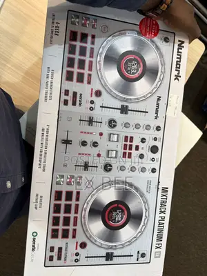 Numark Mixtrack Platinum Fx 4-Deck Serato Dj Controller* Silver*