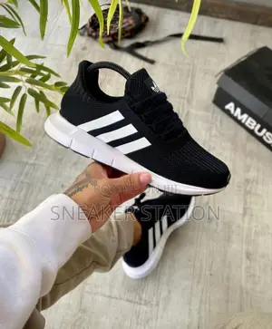 Adidas Swift Black/White