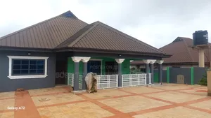 11bdrm House in Born To Pray Estate, Ejisu-Juaben Municipal for sale