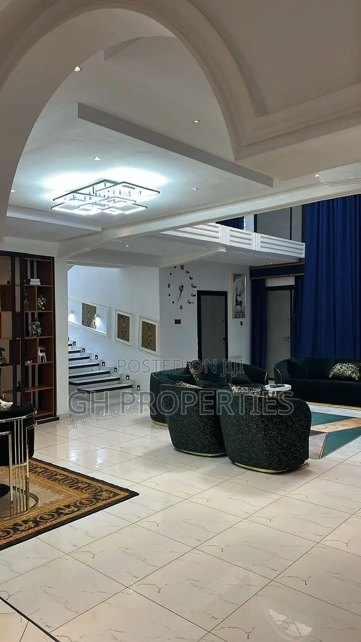 6bdrm Apartment in Yabe, Kumasi Metropolitan for sale