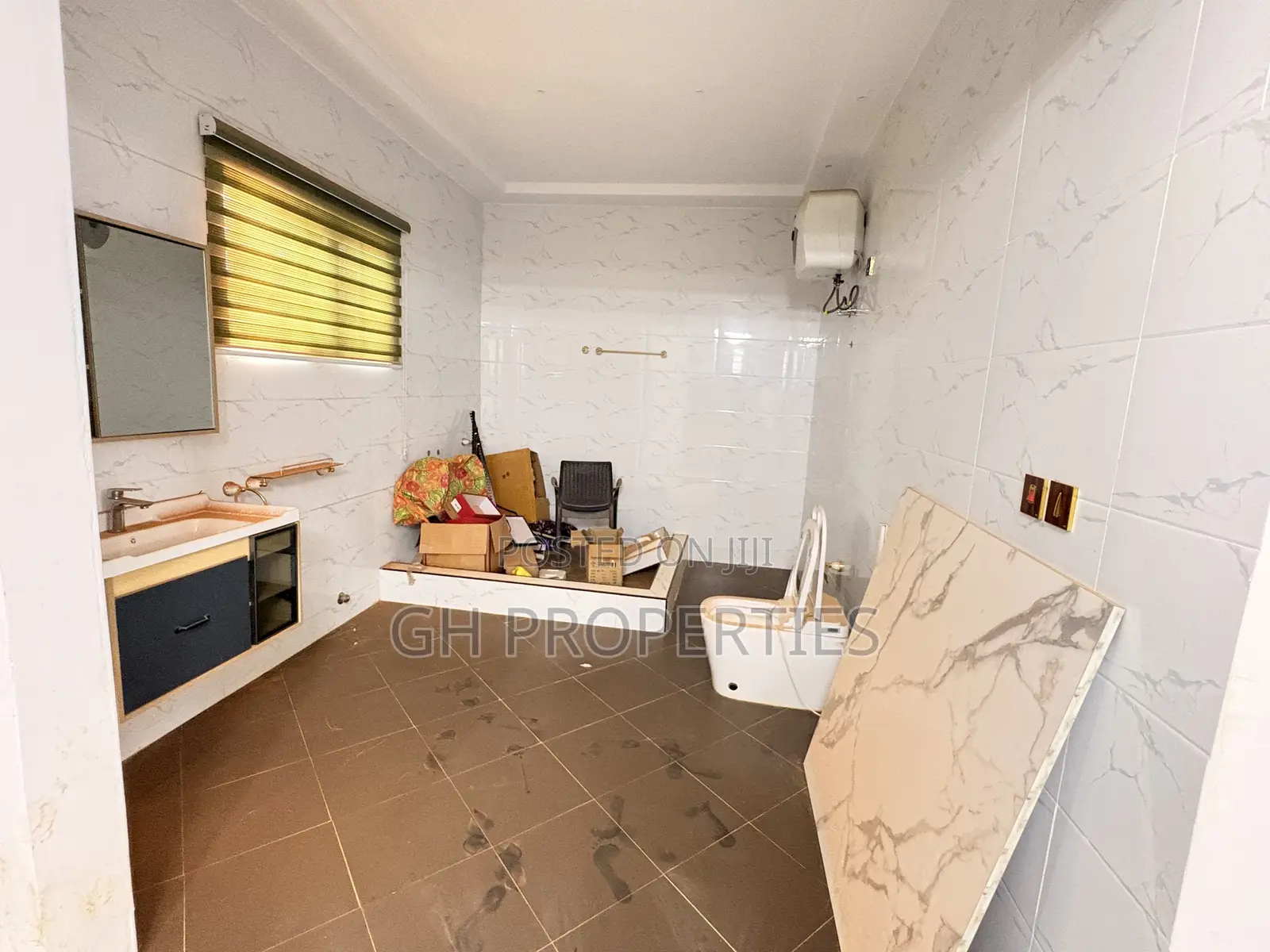 6bdrm Apartment in Yabe, Kumasi Metropolitan for sale