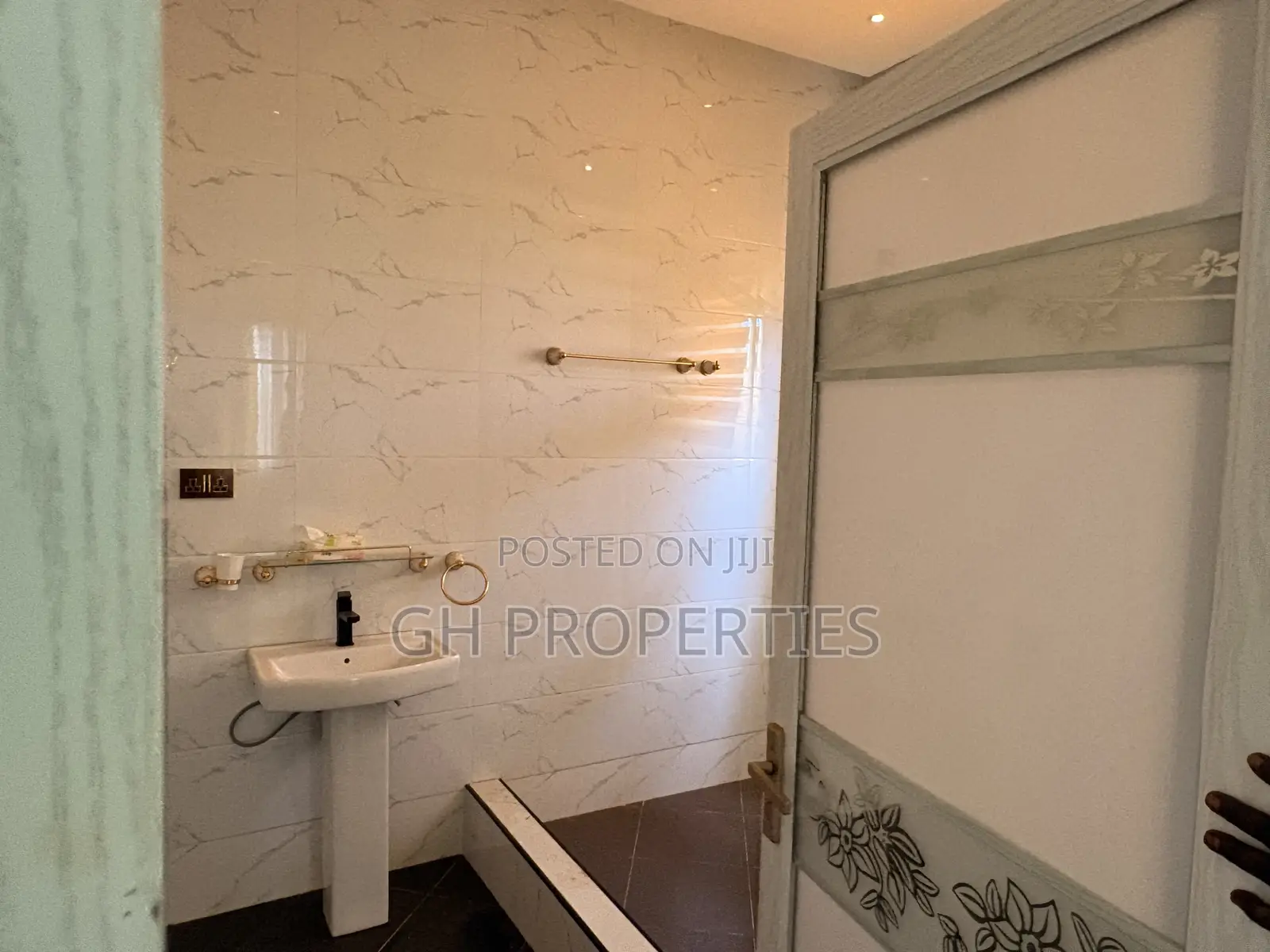 6bdrm Apartment in Yabe, Kumasi Metropolitan for sale