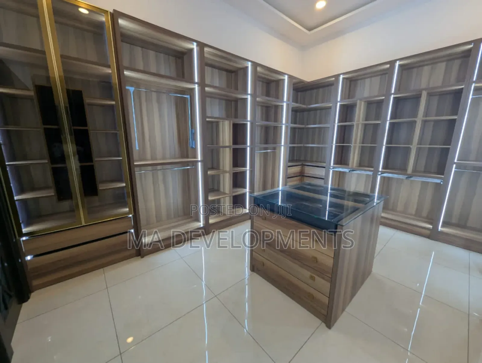 6bdrm Mansion in Madev Realty, Airport Residential Area for sale