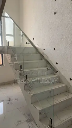 Nice Freamless Staircase