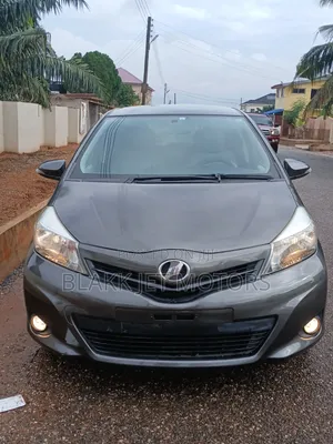 Toyota Vitz 1.3 AWD 3dr 2013 Gray