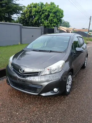 Toyota Vitz 1.3 AWD 3dr 2013 Gray