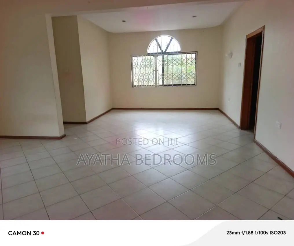 3bdrm House in Modern Properties, Baatsona Total for rent