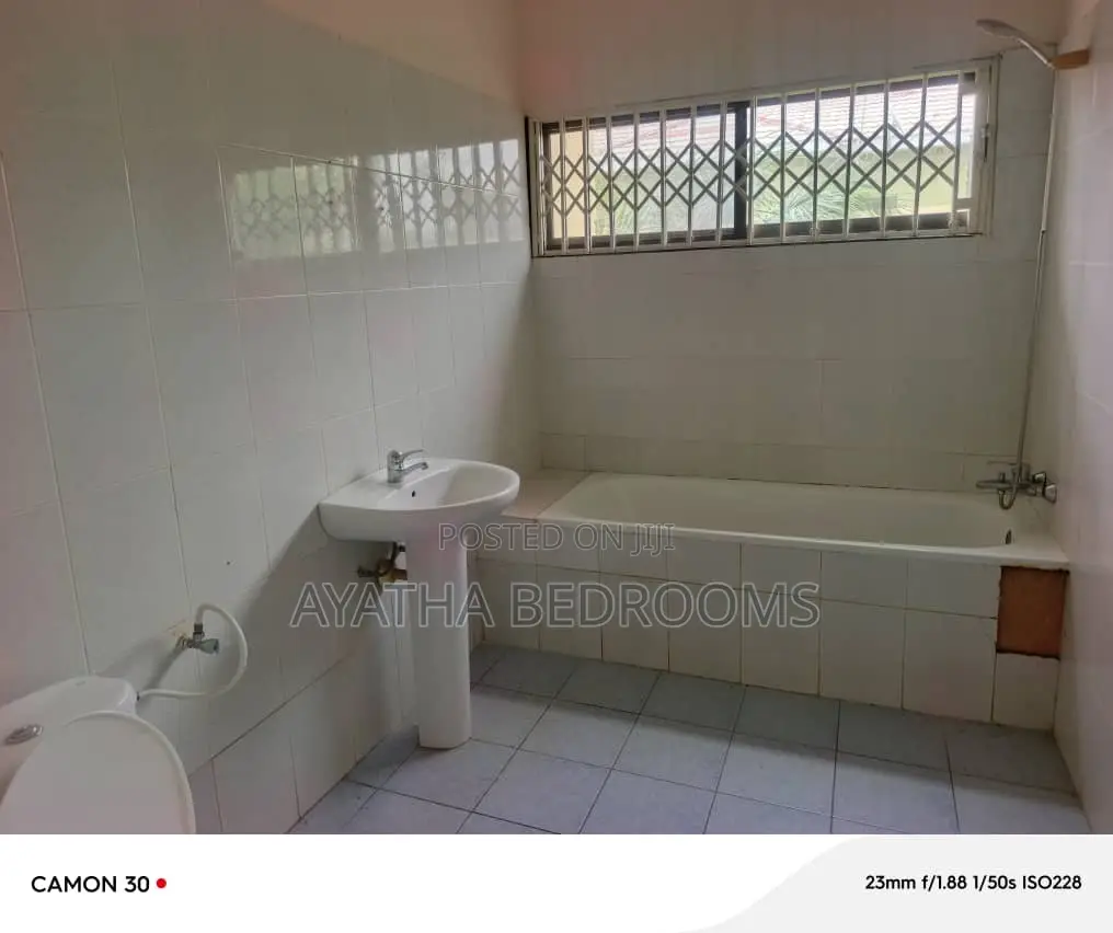 3bdrm House in Modern Properties, Baatsona Total for rent