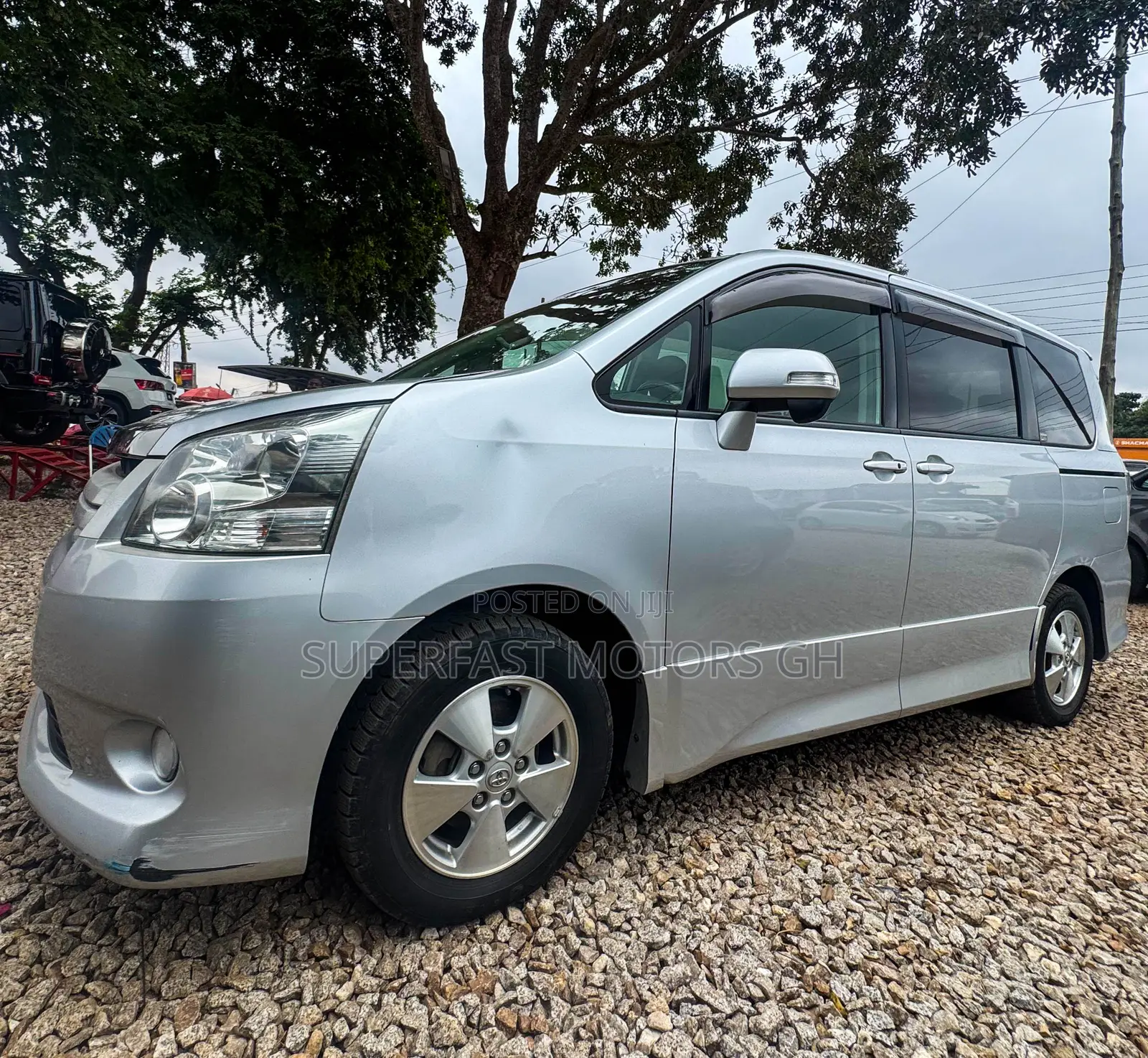 Toyota Noah 2.0 143hp AWD (7 Seater) 2012 Silver