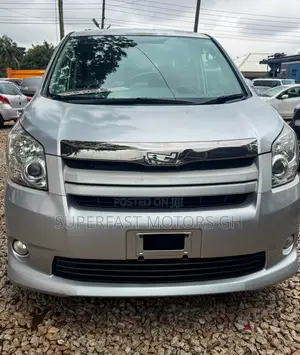 Toyota Noah 2.0 143hp AWD (7 Seater) 2012 Silver