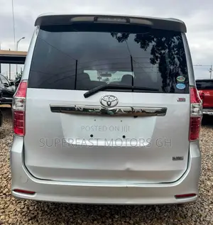 Toyota Noah 2.0 143hp AWD (7 Seater) 2012 Silver