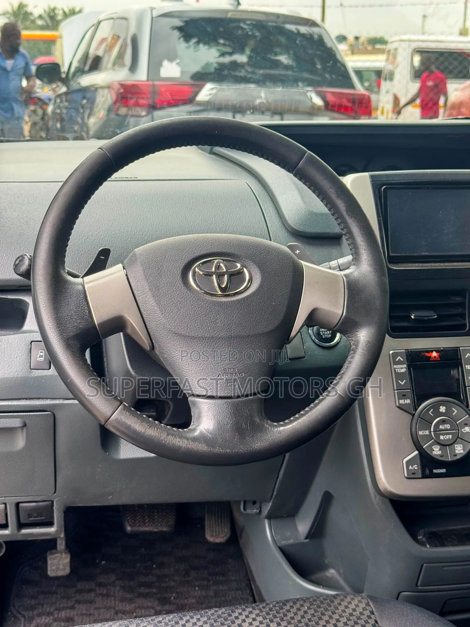 Toyota Noah 2.0 143hp AWD (7 Seater) 2012 Silver